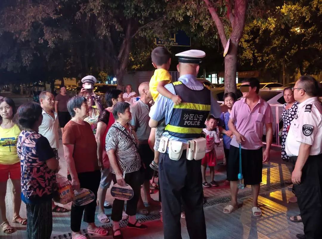 走丢|三岁“熊孩子”贪玩街头走丢，外公来接被“嫌弃”