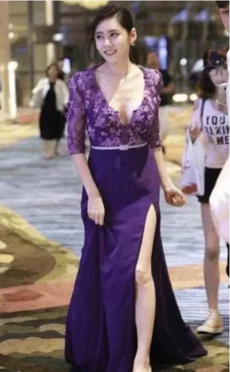 38歲范冰冰遇到40歲秋瓷炫，同樣穿紫色禮服，結果卻完全不是同一個調！-圖6
