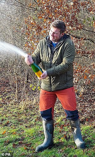 光线新媒 英男子买彩票中“终生”奖，每月9万块持续30年，死守秘密两周后一下告了所有人