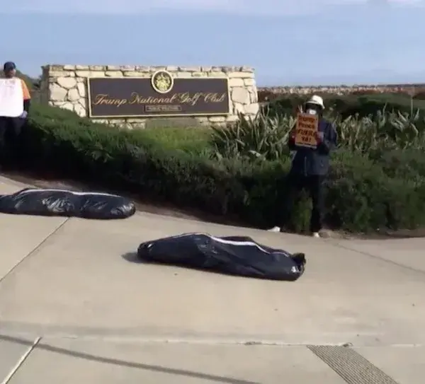 「美国」“立刻下台！”特朗普门前被放数具裹尸，举牌抗议叫特朗普立刻下台！