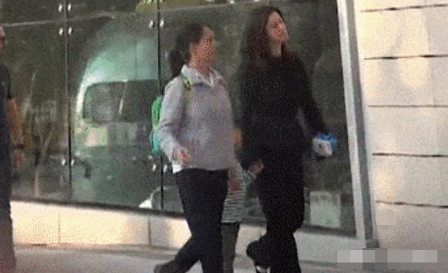 周星驰|前员工受访曝周星驰隐私，星爷可能一直单身但外出需有人陪着睡