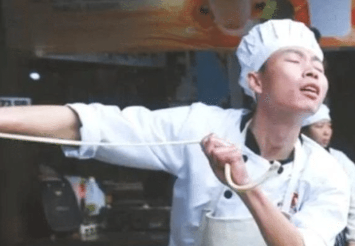 「」当年爆红的“拉面哥”,不顾反对辞掉工作娶女粉丝,现状如何?