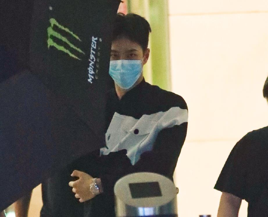 王一博|天天向上：王一博吃虫子拉肚子，匆匆离场去医院，捂肚子缩成一团