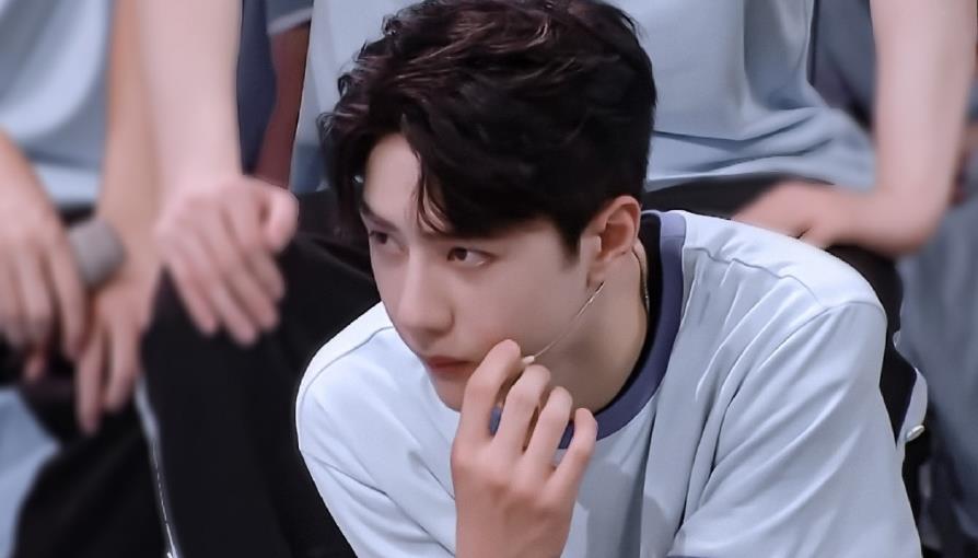 王一博|天天向上：王一博吃虫子拉肚子，匆匆离场去医院，捂肚子缩成一团