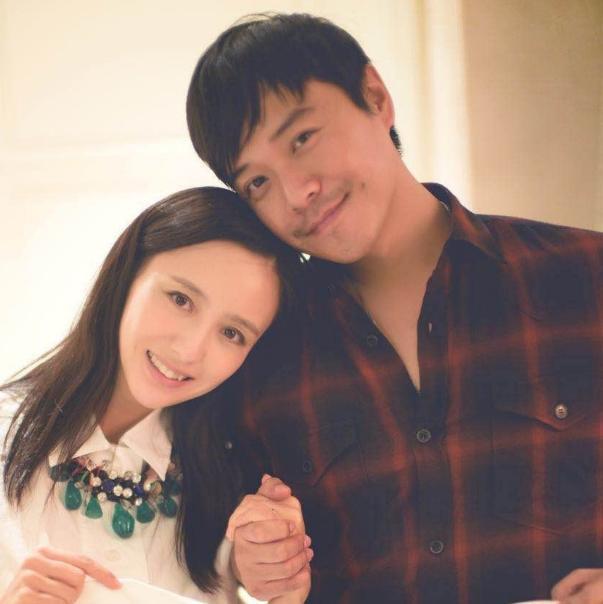 佟丽娅|佟丽娅和言承旭民政局被拍？两人出来时手牵手，笑容很甜蜜