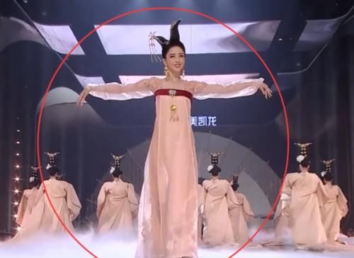 佟丽娅|腿被裙摆缠住，看清佟丽娅的救场方式，确定不是提前设计？