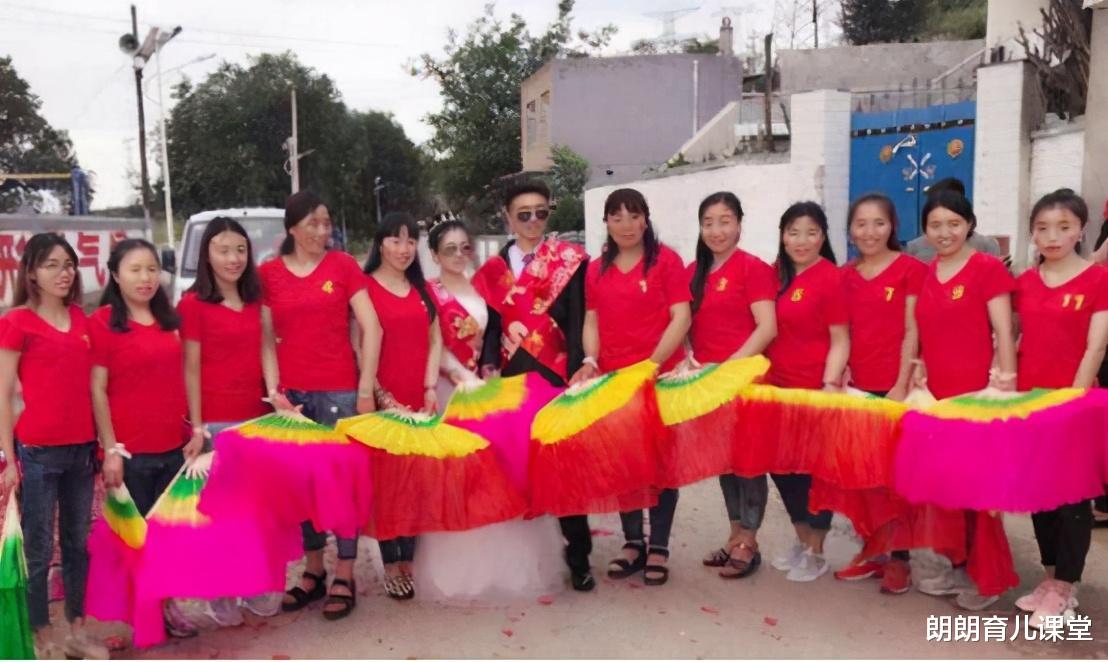 11个姐姐凑32万给弟弟娶妻买房:“扶弟魔”家庭终究成为炮灰