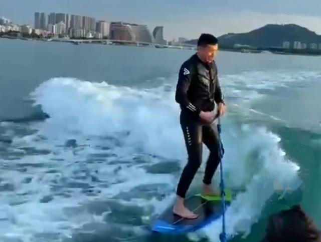 李天佑|老李与辛巴大哥现身歪歪盛典活动现场，天佑三亚海上冲浪！