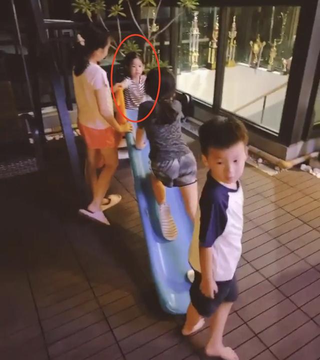 霍建华|霍建华一家三口七夕聚会吃烤肉，小海豚正脸首曝光，长得像林心如