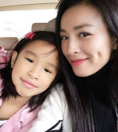#张庭#别再说张庭老公丑了，看看他年轻时候的样子，难怪张庭这么爱他