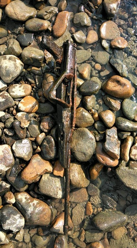 |男子钓鱼连续钓起两把“枪”来,网友:水下到底有多少把?