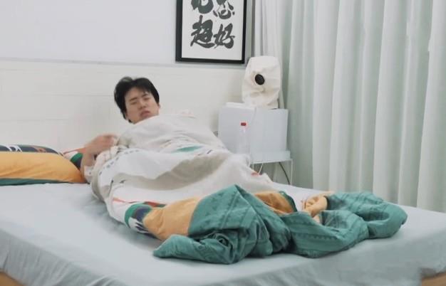 郭麒麟|郭麒麟清晨起床被镜头冒犯到，可谁注意床头物品？还是爸爸教得好
