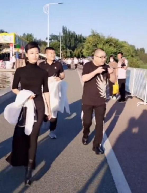 尹相杰|著名歌手尹相杰近况:瘦成“皮包骨”认不出,紧随于文华像“跟班”