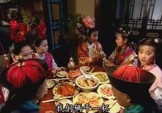 还珠格格：家有儿女饭菜是假的, 还珠格格也是假的, 这部剧因为剧组穷, 饭菜却用真的