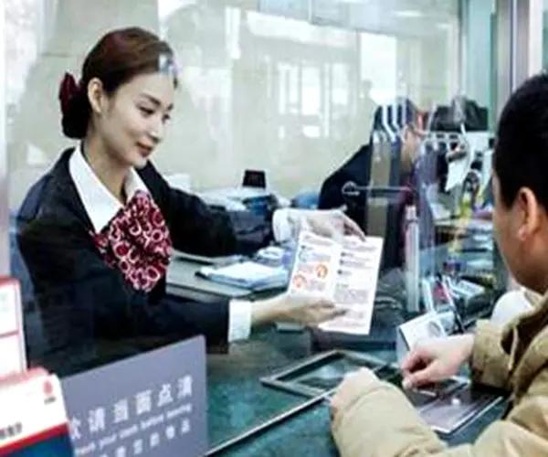 #贷款#两个富豪同时去银行，一个存1亿，一个贷款1亿，行长会先接待谁？