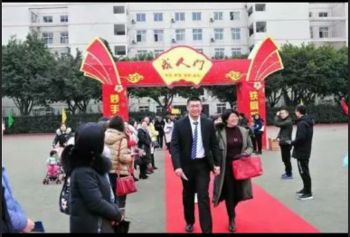 融媒看看 感動！高三孩子偷偷攢錢，在成人儀式上送媽媽感恩鉆戒