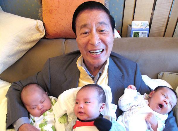 李家成|李兆基给儿子取名李家成，李嘉诚给孙子取名又扳回一城，确实厉害