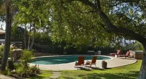 晒晒王宝强在美国的豪宅，周围都是荒无人烟，装修是80年代风格