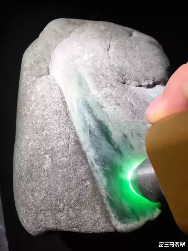 宾利 写给赌石新人的赌石白皮书：盲目出手多为跨，谨慎第一方为赢！