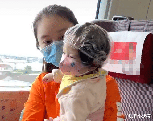 “硬核母女”隔离式坐高铁,这大概就是所谓的“金钟罩铁布衫”?