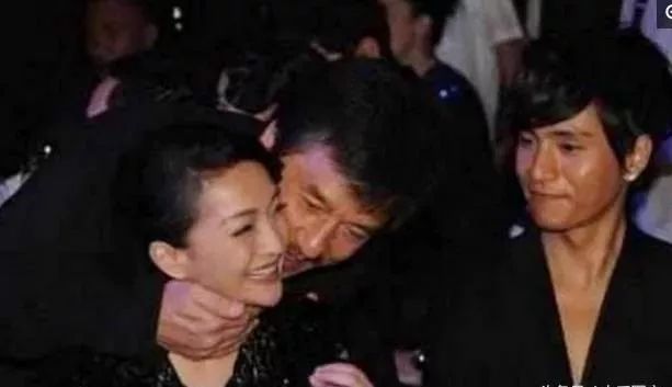 成龙|有种“尴尬”叫成龙被抓拍，看过8张照片后，品品哪张最尴尬？