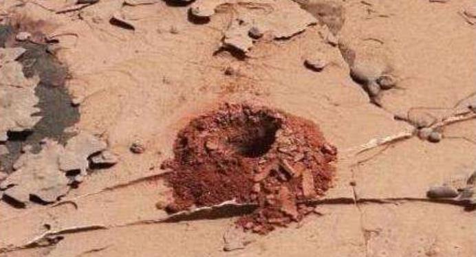 火星上出现“神秘生物”,躲在岩壁缝内,科学家:也许是外星生物