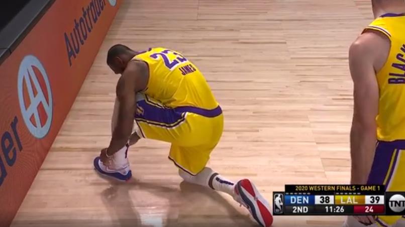 勒布朗·詹姆斯|学过功夫！詹姆斯扣篮失败摔倒，神级倒拔杨柳起身