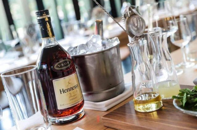 林志玲|4位明星酒后丑态,林志玲最狼狈,而她直接醉倒在红毯上