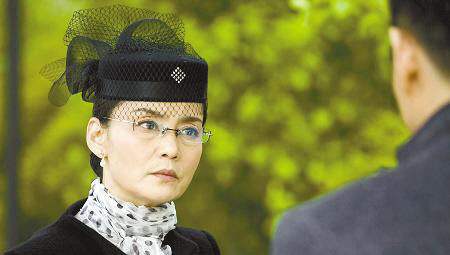 潘虹|因想娶央视主持王小丫，选择跟影后潘虹离婚，现在她进行“教科书”式“报复”