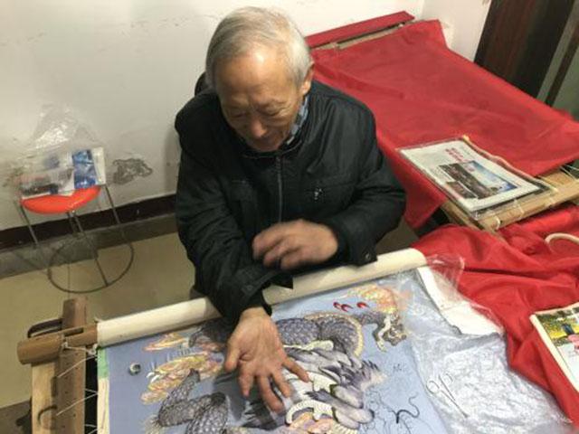 77岁大爷一身绝技无人传承,每月拿3000元退休金,倒贴钱收徒弟