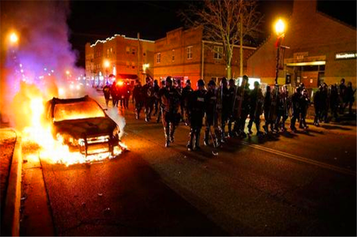 美国■特朗普头疼的事来了！全美突然爆发骚乱，大批警察车辆被砸毁