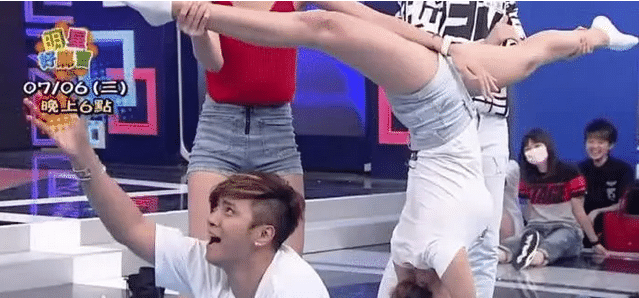 「罗志祥」当女艺人“倒立劈叉”，主持人的手不是亮点，罗志祥才是尬？