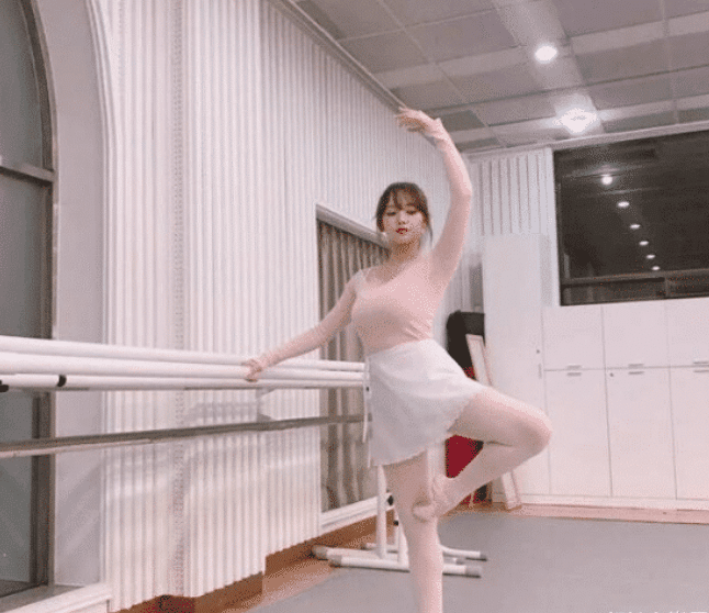 程潇|程潇发育过猛了吧?穿芭蕾舞衣“开弓”一刹,“奶潇”名副其实!