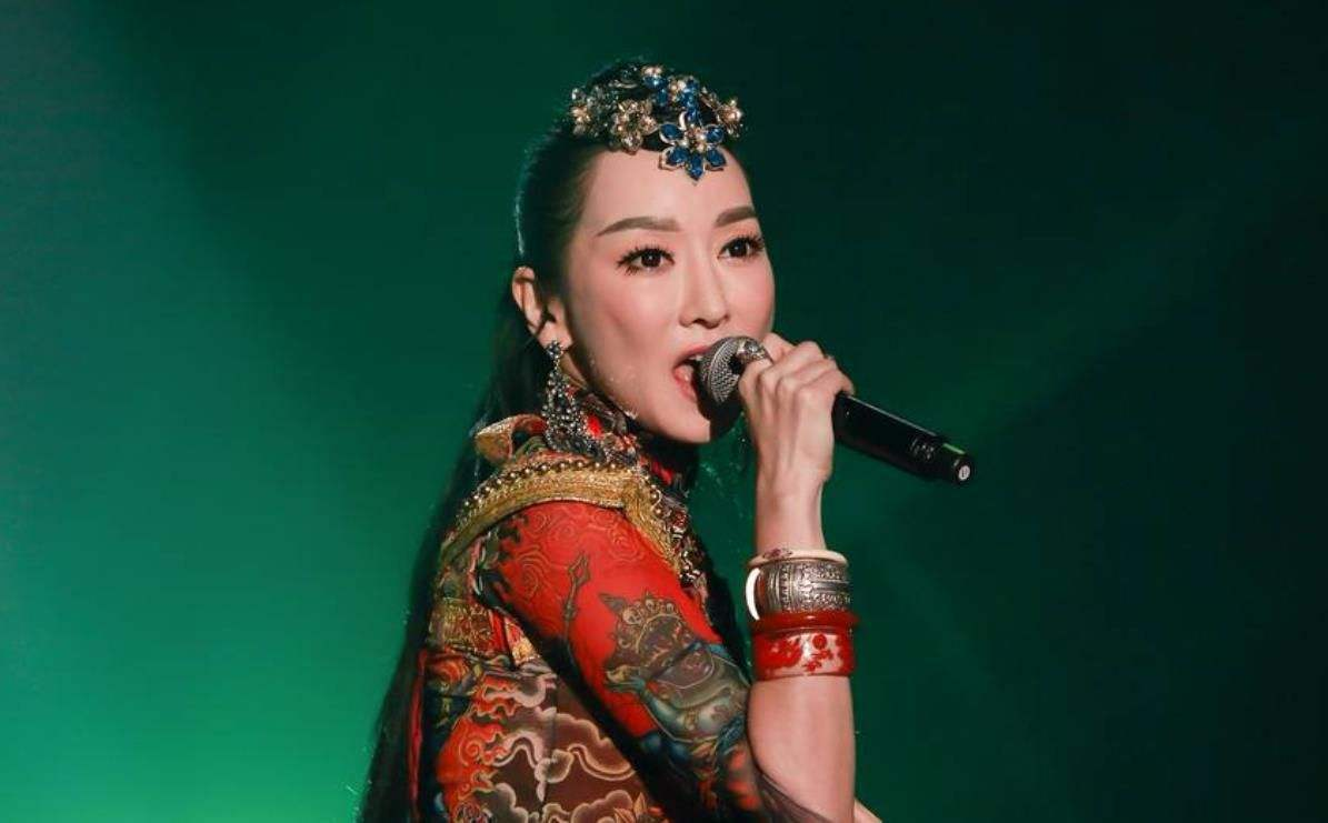 萨顶顶|有种“整容”叫萨顶顶卸妆，神婆变玉女，网友：早这样早就红了