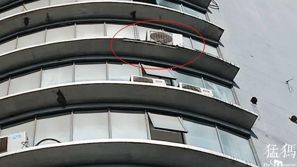 郑州一小区大水泥块从8层楼檐脱落 险些砸中楼下父子