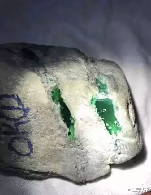 宾利 写给赌石新人的赌石白皮书：盲目出手多为跨，谨慎第一方为赢！