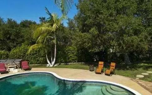 晒晒王宝强在美国的豪宅，周围都是荒无人烟，装修是80年代风格