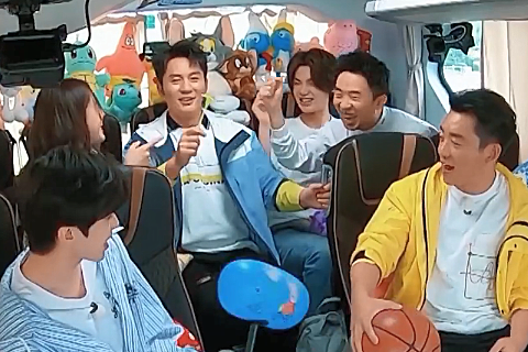 奔跑吧兄弟▲奔跑吧正式接档《王牌对王牌》，谁注意宣传照上C位是谁？有点意思