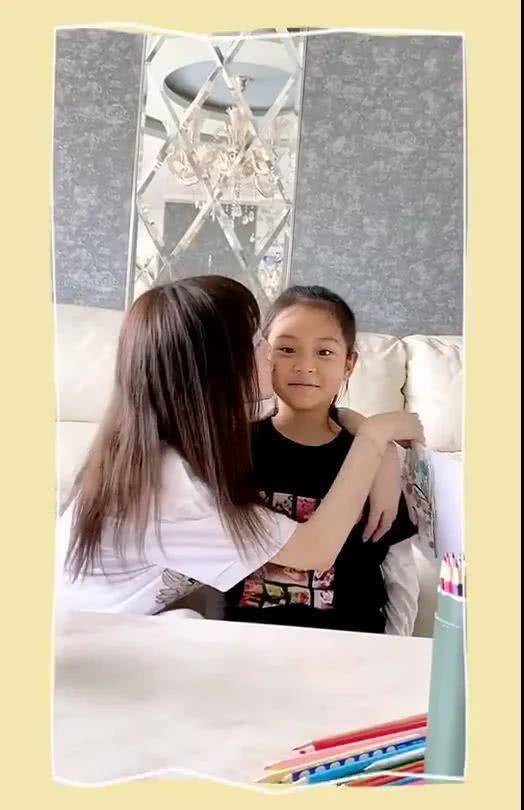 李小璐:李小璐晒母亲节礼物,甜馨亲手绘画超贴心,一处细节仍惦记贾乃亮