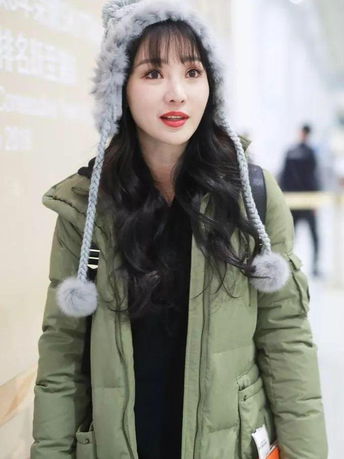 柳岩|被封杀1399天后，40岁的柳岩崩溃了？