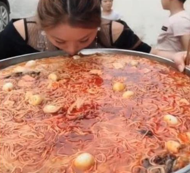 「牛奶」网红主播吃60斤“螺蛳粉”，喝一口汤后穿帮了，直接掉粉一百万！