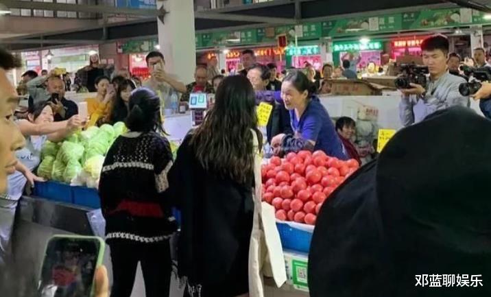 杂志|Baby第一次见到农村厕所，脱口而出3个字: 教养是装不出来的