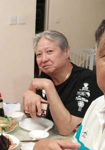 洪金宝|洪金宝怎么了？瘦到脱相判若两人，满头白发显苍老，友人到其家中探望