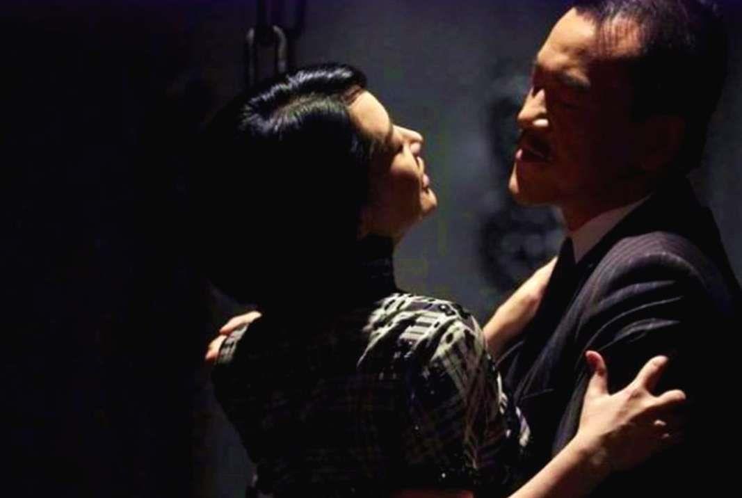 廖凡|许晴跟廖凡地牢戏被删除,当时差点假戏真做,在失控边缘不断探视