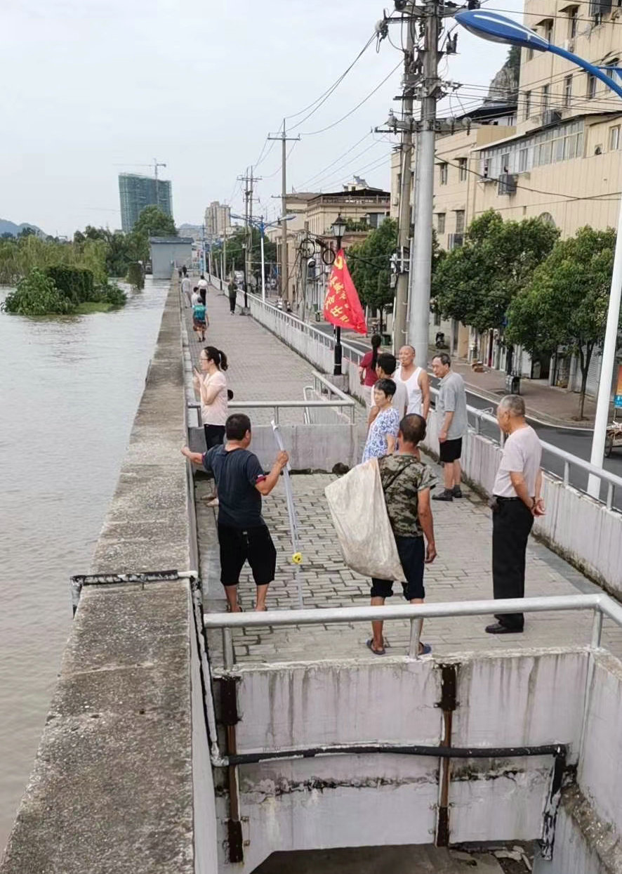 鲤鱼|苦中作乐！长江边房子被淹，男子淡定二楼垂钓