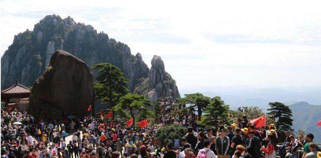 国庆节|风中的黄山“叫板”雨中的游客，爬不完谁都别想回家！