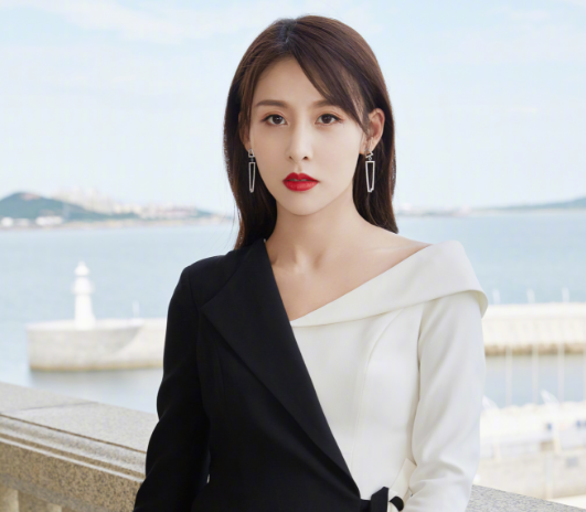 贾青|曾自曝把安全裤送给导演,被王思聪撕成18线后,现在却无戏可拍!