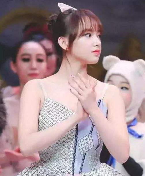 程潇|程潇发育过猛了吧?穿芭蕾舞衣“开弓”一刹,“奶潇”名副其实!