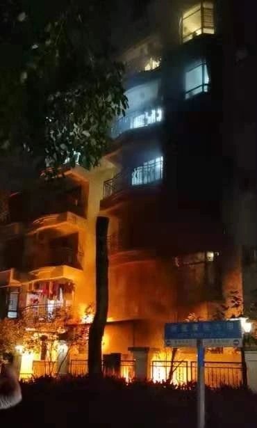 动次传媒 广州番禺一小区电动车自燃,楼上住户端水盆向下泼水灭火