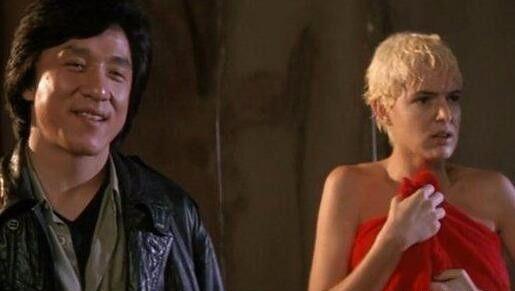 她在电影中被拽掉浴巾,狠打成龙一巴掌,随后退出演艺圈